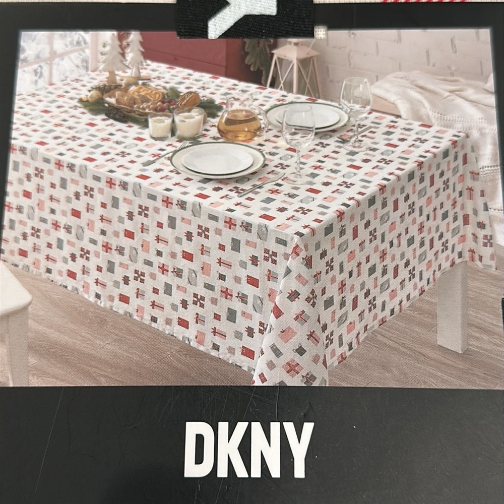 Brand new DKNY Nappe Mantel  tablecloth